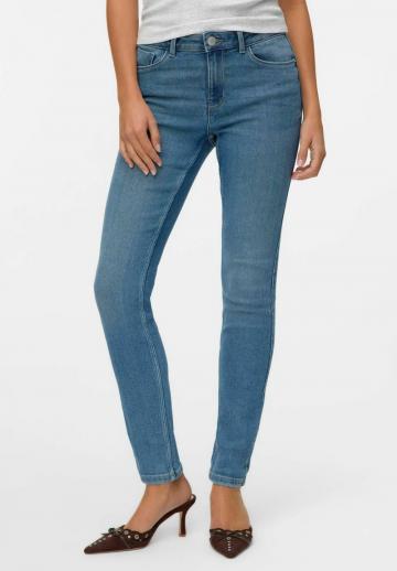 Узкие джинсы