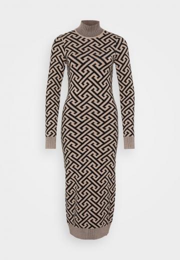 Платье футляр