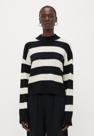 Пуловер в полоску