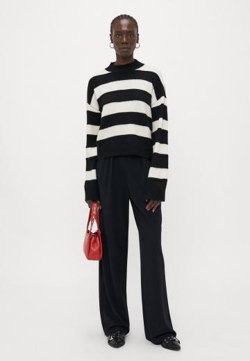 Пуловер в полоску