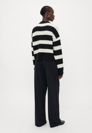 Пуловер в полоску