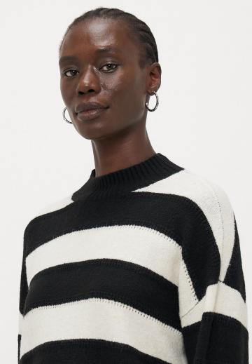 Пуловер в полоску