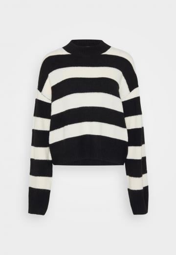 Пуловер в полоску