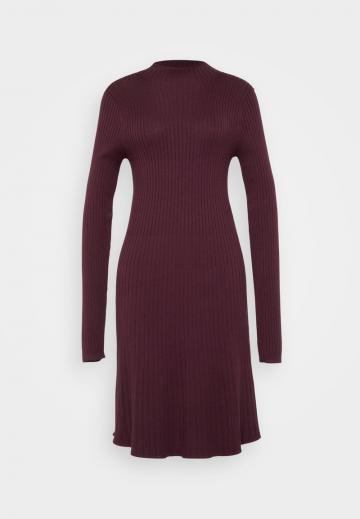 Вязаное платье