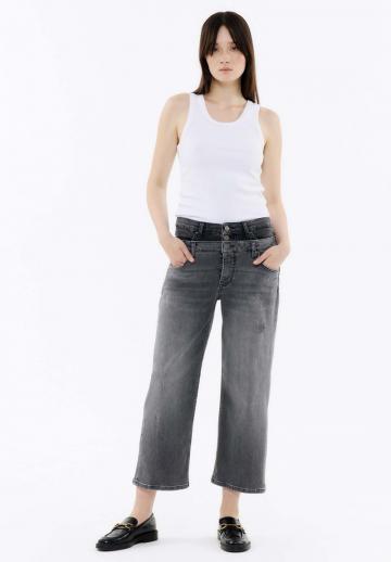 Короткие джинсы