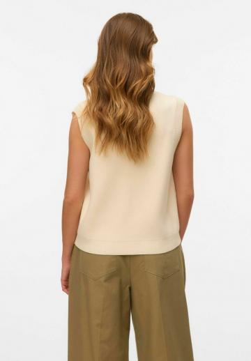 Вязаный жилет