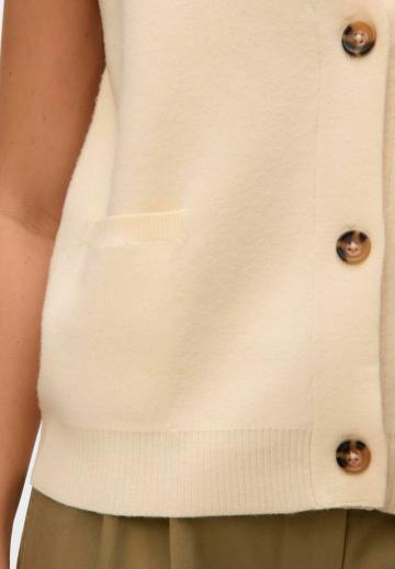 Вязаный жилет