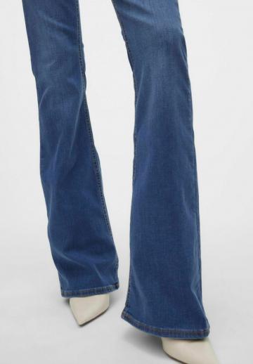 Клешеные джинсы