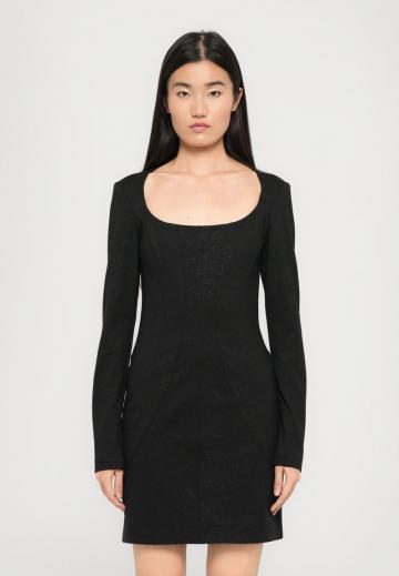 Короткое платье