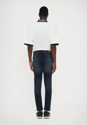 Узкие джинсы