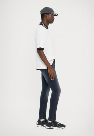 Узкие джинсы