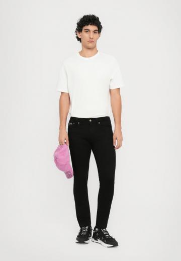 Узкие джинсы