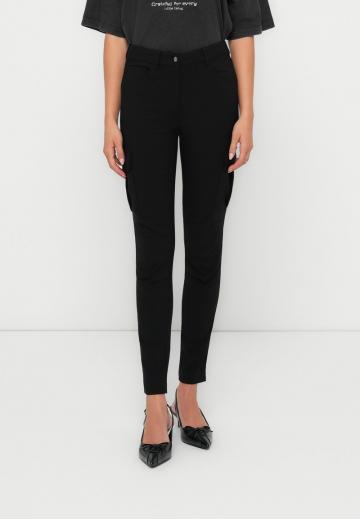 Брюки с накладными карманами