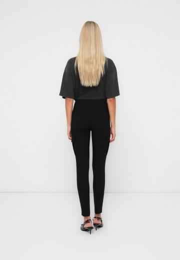 Брюки с накладными карманами