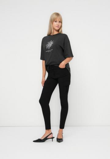 Брюки с накладными карманами