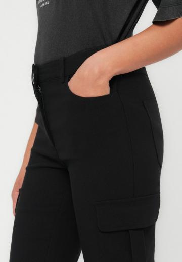 Брюки с накладными карманами