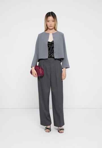 Короткий блейзер