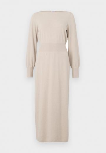 Вязаное платье