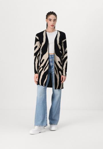 Жаккардовая вязаная кофта