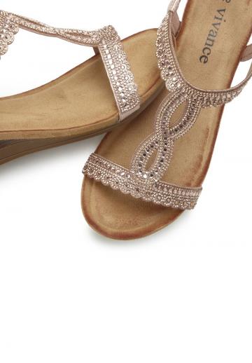 Босоножки на танкетке