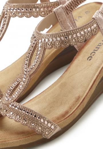 Босоножки на танкетке