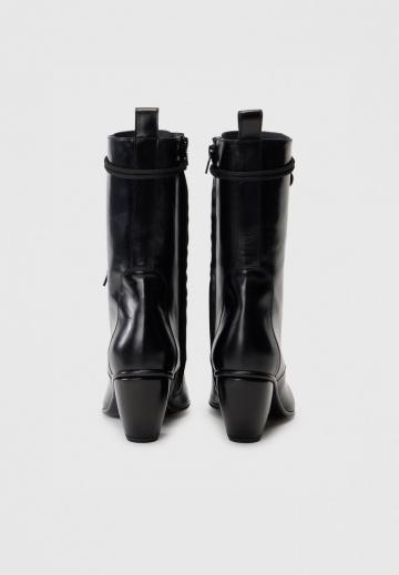 Высокие сапоги