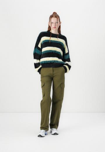 Пуловер в полоску