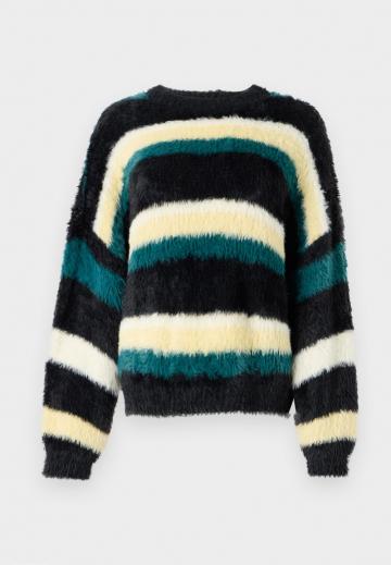 Пуловер в полоску