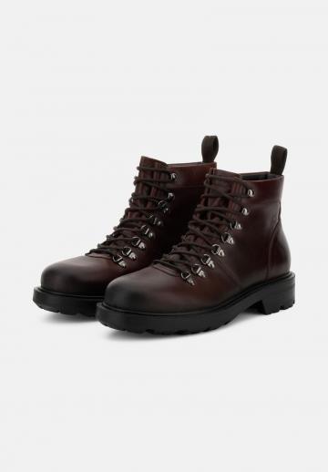 Ботинки на шнуровке