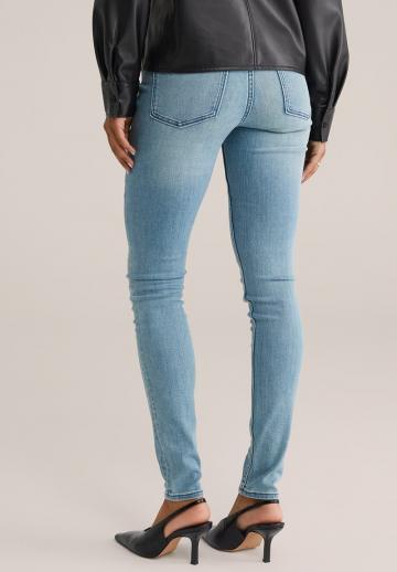 Узкие джинсы