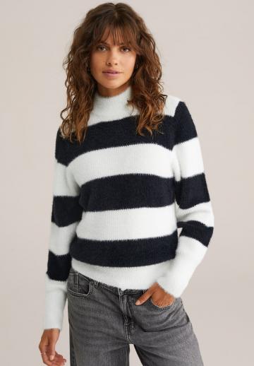 Пуловер в полоску