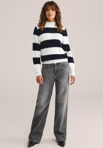 Пуловер в полоску