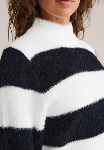 Пуловер в полоску