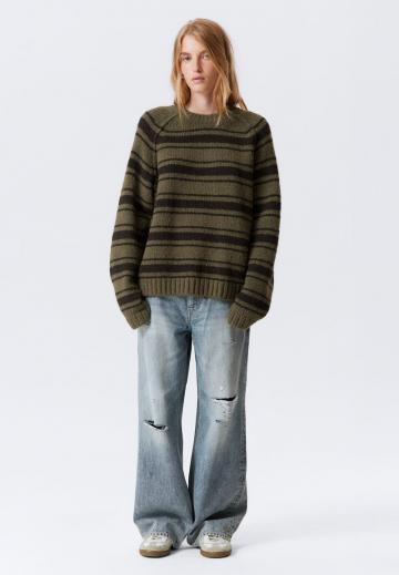 Пуловер в полоску