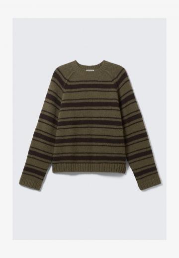 Пуловер в полоску
