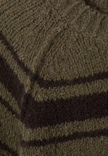 Пуловер в полоску