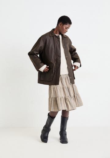 Куртка с накладнымит карманами