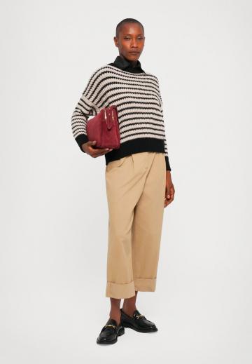 Пуловер в полоску