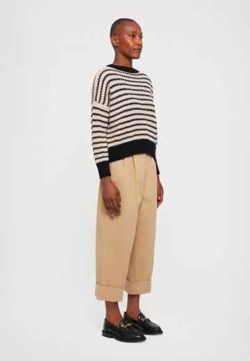 Пуловер в полоску