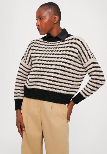 Пуловер в полоску