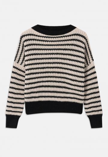 Пуловер в полоску