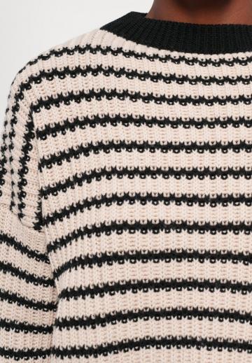 Пуловер в полоску