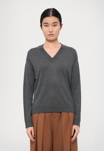 Пуловер с вырезом V