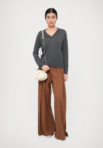 Пуловер с вырезом V