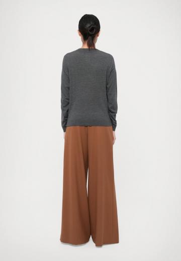 Пуловер с вырезом V