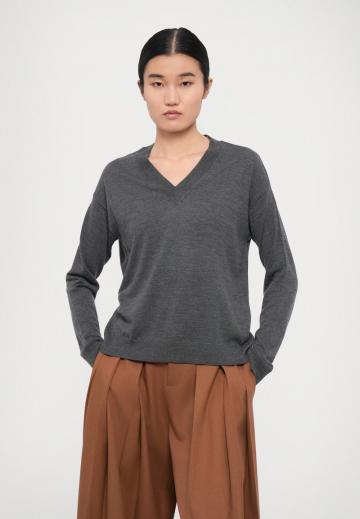 Пуловер с вырезом V