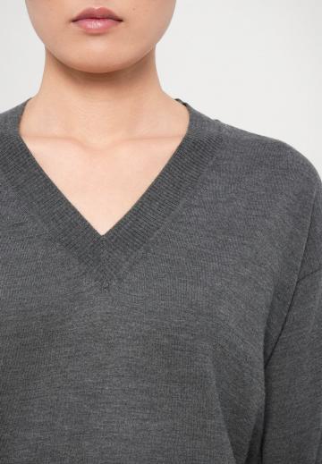 Пуловер с вырезом V