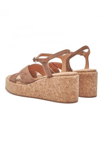 Босоножки на танкетке