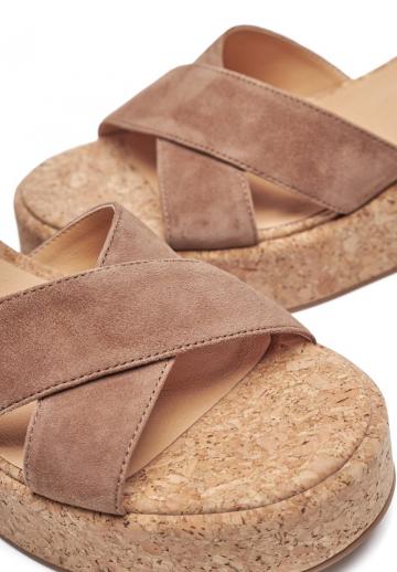 Босоножки на танкетке