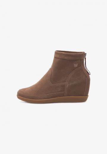 Сапожки на танкетке